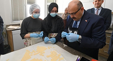 Vali Ustaoğlu, Balıkesir’de “Zarafet Atölyesi” Programına Katıldı