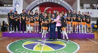 Vali Ustaoğlu, Edremit Gürespor’un Tarihi Zaferine Tanıklık Etti