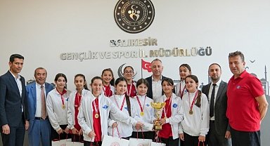 Yarış Ortaokulu Türkiye Şampiyonu Oldu, İl Müdürü Özalp’i Ziyaret Etti