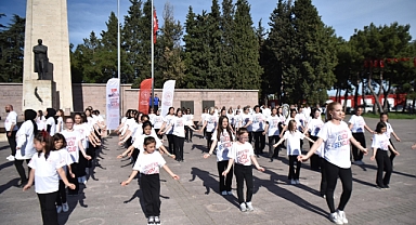 Altıeylül Belediyesi Başkan Yardımcısı Ertan Kayatepe Atatürk Anıtı’nda çelenk sundu