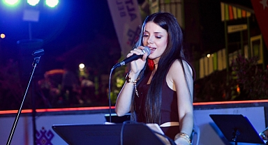 Altıeylül'de Grup Yeni Sayfa Konseri Büyük İlgi Gördü