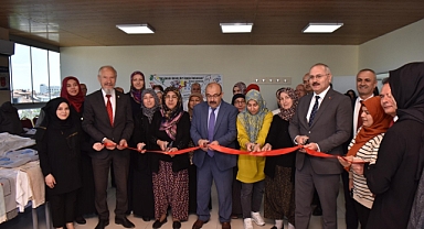 Altıeylül'de Okuma Yazma Kursunu Tamamlayan Kursiyerler Belgelerini Aldı