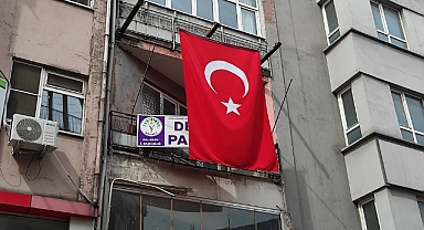 Balıkesir’de DEM Parti İl Binasında Türk Bayrağı Yenilendi