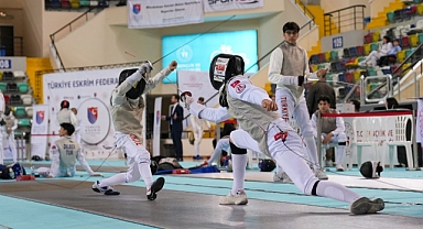 Balıkesir’de Eskrim Heyecanı: Flöre Açık Turnuva Başladı