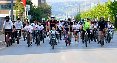Balıkesir'de Gençlik Haftası Bisiklet Turu Renkli Görüntülere Sahne Oldu