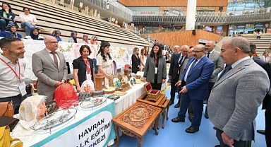 Balıkesir’de Hayat Boyu Öğrenme Haftası’na Anlamlı Sergi: 20 İlçeden El Emeği Ürünler Buluştu