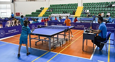 Balıkesir’de Minik Sporcular Masa Tenisi İl Birinciliği Müsabakalarında Ödüllerini Aldı
