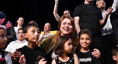 Balıkesir'de Tiyatroya Yoğun İlgi: “Bizim Tayfa” Oyunu Engelliler Haftası’na Anlam Kattı