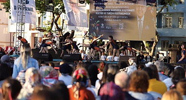 Bandırma Sahil Şenlikleri Coşkuyla Başladı: Cumhuriyet Meydanı Sanat ve Eğlenceyle Doldu