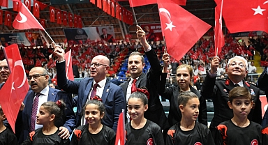 Başkan Ahmet Akın 19 Mayıs Coşkusunu Gençlerle Paylaştı