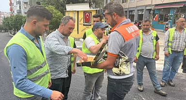 Başkan Mirza’dan Yol Çalışanlarına Tatlı Sürprizi