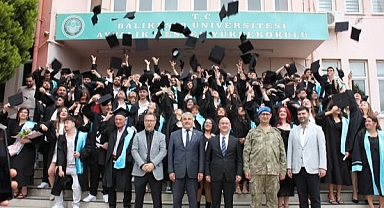 BAÜN Ayvalık MYO’da Mezuniyet Töreni Coşkusu