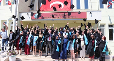 BAÜN Havran MYO’da Mezuniyet Coşkusu: 2024-2025 Mezunları Kep Attı
