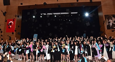 BAÜN İİBF’de Mezuniyet Coşkusu: Genç Mezunlar Yeni Hayatlarına Uğurlandı