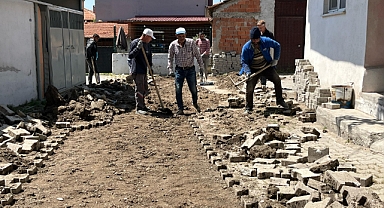 Bigadiç’te Ulaşım Konforu Artıyor: Işıklar Mahallesi’nde Parke Tamiratı Sürüyor