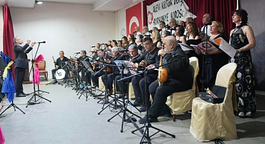 Burhaniye’de Türk Halk Müziği Gecesi: Alevi Kültür Derneği Korosu Ayakta Alkışlandı