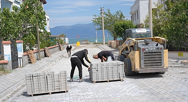 Burhaniye'de Yol Altyapısı Güçlendiriliyor: Fen İşleri Müdürlüğü Ekipleri Yaz Sezonu Öncesi Hızla Çalışıyor