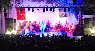 Burhaniye’de “Zamansız Şarkılar” Gecesi: Sanat ve Dayanışma Bir Arada