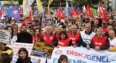 Edremit Belediye Başkanı Mehmet Ertaş, 1 Mayıs Emekçi ve Dayanışma Günü’nde Çalışanları Onurlandırdı