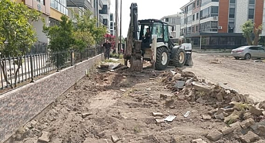 Edremit Belediyesi Altınkum Mahallesi Rasim Öztekin Caddesi’nde Yol Yapım Çalışmalarına Başladı
