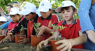 Edremit Belediyesi’nden Çocuklara Tarım Eğitimi: Fidanlıkta Toprakla Buluştular