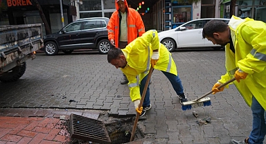 Edremit Belediyesi’nden Sağanak Yağışa Anında Müdahale
