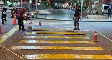 Edremit Cumhuriyet Meydanı'nda Gece Mesaisi: Yaya Geçitleri Yenilendi