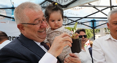 Edremit’te Ata Tohumu Seferberliği: Fide Dağıtımı Cumhuriyet Meydanı’nda Yapıldı