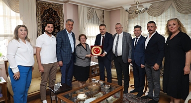 Edremit’te Eğitime Değer Katan İsim: Zehra Baysal’a Anlamlı Ziyaret ve Plaket