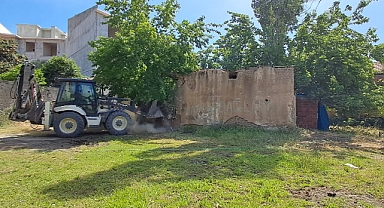 Edremit’te Güvenlik İçin Adım: Hekimzade Mahallesi'ndeki Metruk Binalar Yıkıldı