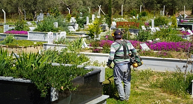Edremit'te Kabristanlıklarda Temizlik ve Bakım Çalışmaları Sürüyor