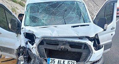 İzmir-İstanbul Otoyolu'nda Tek Taraflı Kaza: 3 Kişi Yaralandı, Araçta Büyük Hasar