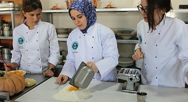 Kaymakam Özay’dan Sındırgı MYO’ya Ziyaret: Uygulamalı Eğitime Yakın İlgi