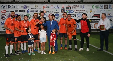 Kuvayımilliye Ruhuyla Buluştular: Vali Ustaoğlu, Halı Saha Futbol Turnuvası Finaline Katıldı