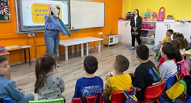 Miniklere Dev Diş Fırçasıyla Ağız ve Diş Sağlığı Eğitimi