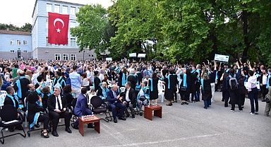 Necatibey Eğitim Fakültesi’nde Mezuniyet Heyecanı: Geleceğin Öğretmenleri Diplomalarını Aldı