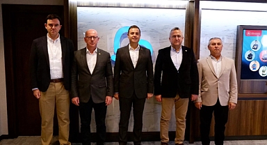 Susurluk Belediye Başkanı ve Meclis Üyeleri, Balıkesir Büyükşehir Belediye Başkanı Ahmet Akın’ı Ziyaret Etti