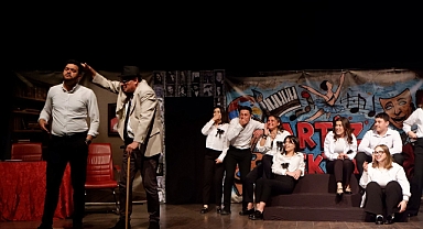 Susurluk’ta Tiyatro Festivali Sona Erdi: Sanatla Dolu Günler Hafızalarda Yer Etti