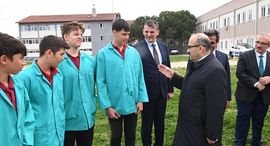 Vali İsmail Ustaoğlu, Gönen Ticaret Odası Mesleki ve Teknik Anadolu Lisesi'ni Ziyaret Etti