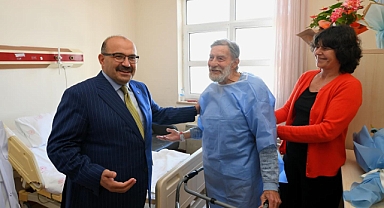 Vali İsmail Ustaoğlu’ndan Tedavi Gören Sanatçı Ahmet Mekin’e Ziyaret