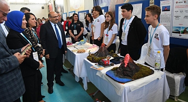 Vali Ustaoğlu TÜBİTAK 4006 Bilim Fuarlarında Genç Bilim İnsanlarıyla Buluştu