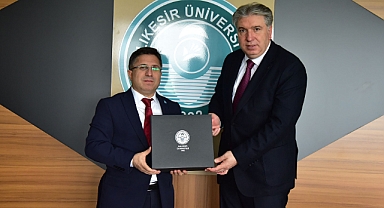 Yalova Üniversitesi Rektörü Prof. Dr. Mehmet Bahçekapılı, Balıkesir Üniversitesi Rektörü Prof. Dr. Yücel Oğurlu’yu Ziyaret Etti