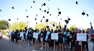 Yeni Mezunlar, Yeni Başlangıçlar: Sındırgı'da Mezuniyet Heyecanı
