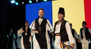 Altınova’da Kültürlerin Buluştuğu Gece: 6 Ülkeden 400 Dansçı Ayvalık’ta Sahne Aldı