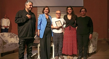 Ayvalık Belediye Tiyatrosu’na Uluslararası Arenada Üç Dalda Prestijli Ödül