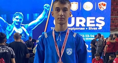 Balıkesir Büyükşehir Belediyesporlu Güreşçi Ahmet Tığlı’dan Türkiye Üçüncülüğü Başarısı
