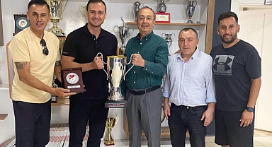 Balıkesirspor U17 Takımından Çifte Gurur: Kupa, Başkan Abdullah Bekki’ye Teslim Edildi