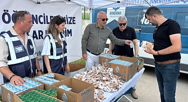 Bandırma Belediyesi’nden Sınav Sabahı İnce Jest: Öğrencilere Moral İçin Poğaça İkramı