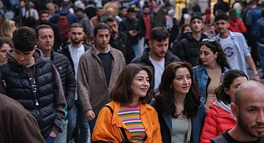 BAPKA Raporu Çarpıcı Gerçekleri Ortaya Koydu: Gençler Gelecekten Umutsuz