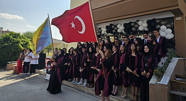 Başkan Önder Lapanta, Sağlık Meslek Lisesi Mezuniyet Töreninde Gençleri Yalnız Bırakmadı